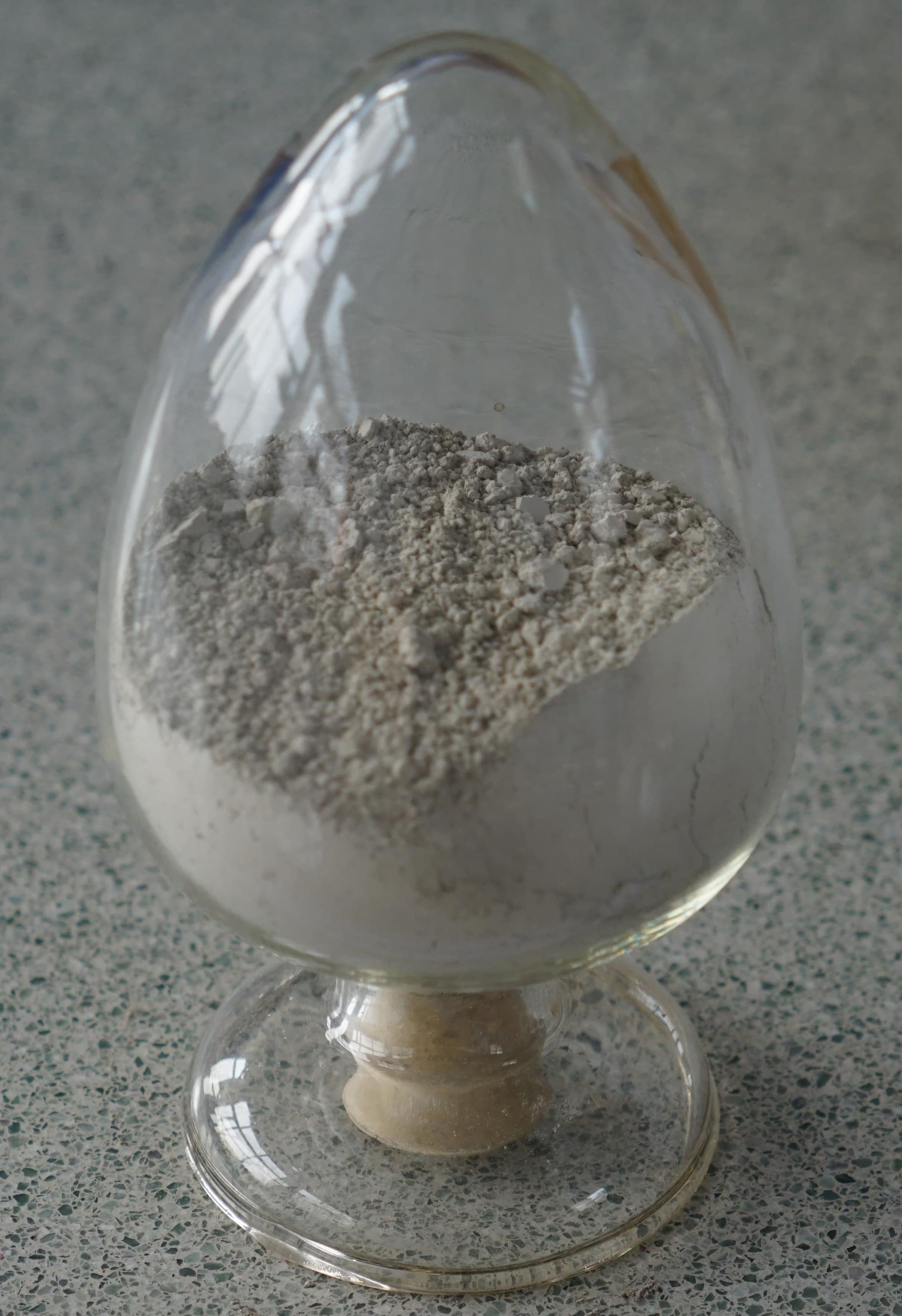 White crack resistance high belite sulpho aluminate cement